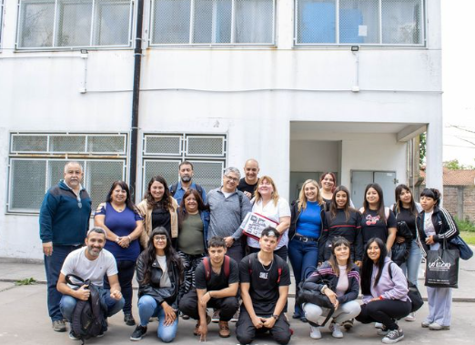 Nos reunimos con docentes, estudiantes y miembros de la comunidad para dialogar sobre el futuro de la educación en nuestro distrito y fortalecer la cultura local. Es fundamental escuchar a quienes construyen el conocimiento y la identidad de nuestro pueblo.